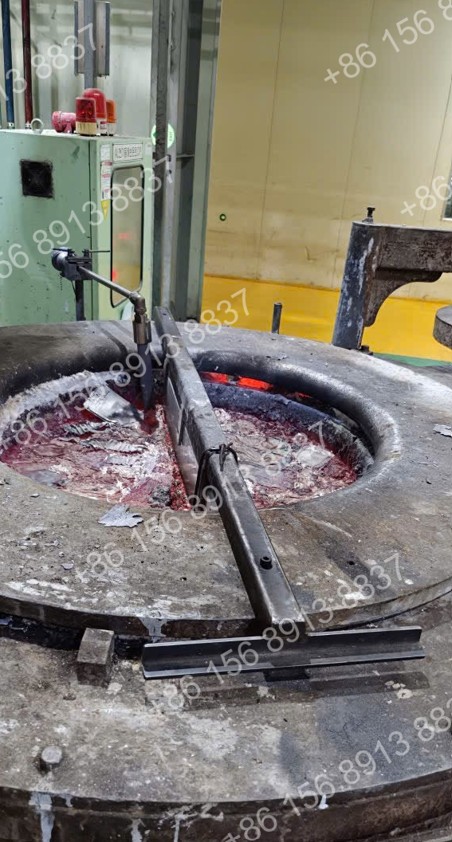 Lastra in silicato di calcio ad alta densità 1100°C — installazione nel forno di fusione dell'alluminio